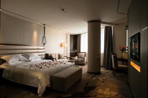 Habitación de hotel con cama y sala de estar. en Guilin Days Inn Hotel, en Guilin