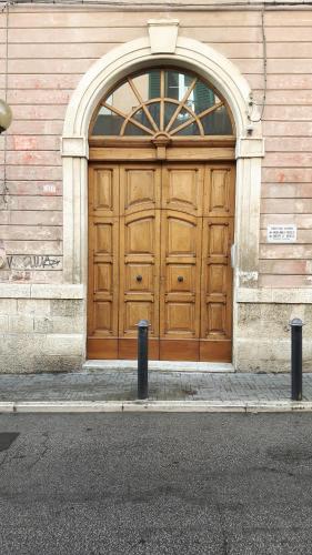 マテーラにあるCasa Vacanza Margheritaの大きな木製の扉