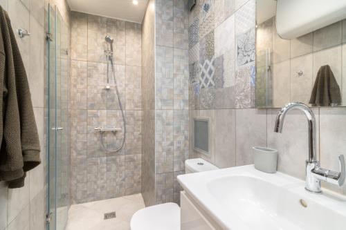 ソフィアにある*M&M* Modern & Multifunctional One Bedroom Apartmentのバスルーム(シャワー、トイレ、シンク付)