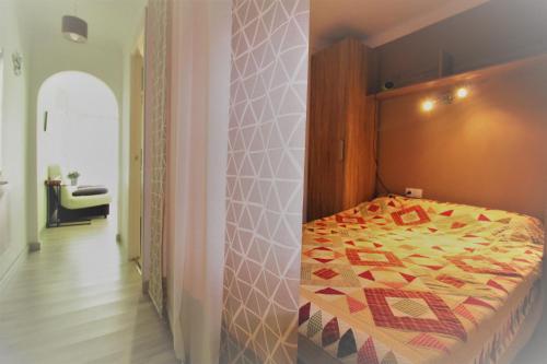 1 dormitorio con 1 cama con edredón en SYLVIA 11D1 - Precioso estudio en primera línea de mar - céntrico - terraza vista mar - playa - wifi, en Empuriabrava