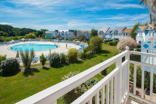 une image d'une piscine dans un complexe hôtelier dans l'établissement Residence Port Bourgenay - maeva Home, à Talmont-Saint-Hilaire