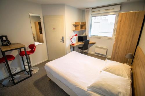 Postel nebo postele na pokoji v ubytování KOSY Appart'hôtel Le Champ De Mars Reims