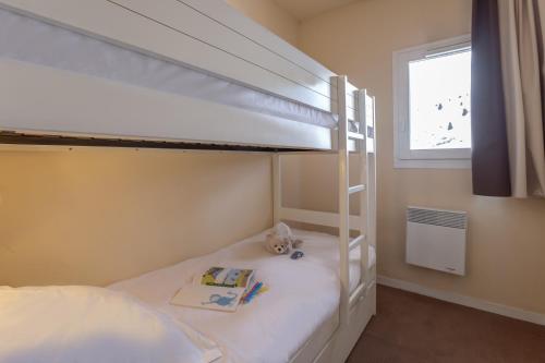 a bedroom with a bunk bed with a teddy bear on it at Résidence Pierre & Vacances Le Thabor in Valmeinier