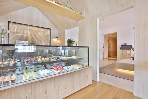 uma padaria com uma vitrina cheia de produtos de pastelaria em Hotel & Sweets Fukuoka LOVEHOTEL em Fukuoka
