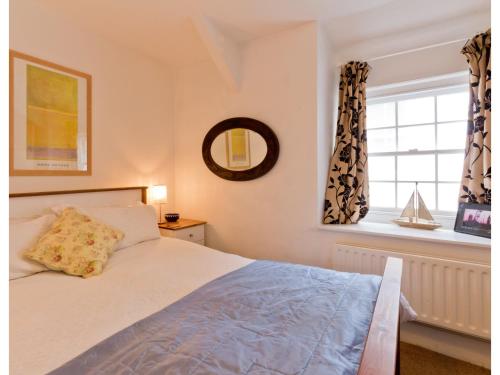 una camera da letto con un letto e una finestra di Sand Dune a Looe