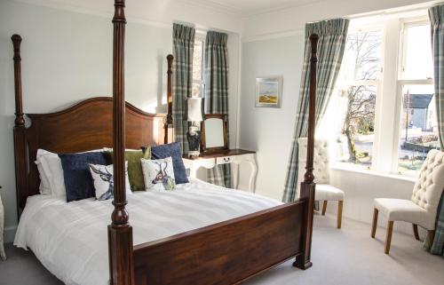 Schlafzimmer mit Himmelbett und Fenster in der Unterkunft Mount Barker in Grantown on Spey