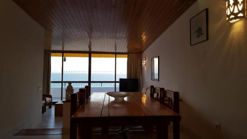 een eetkamer met een houten tafel en stoelen bij Albufeira, Ocean terrace (22) in Albufeira