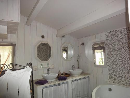 Bathroom sa Mas Les Micocouliers