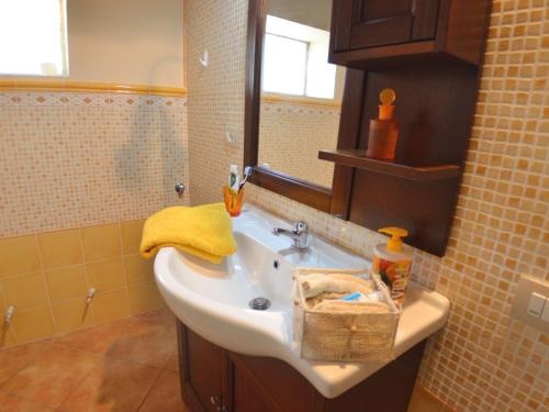 een badkamer met een wastafel en een spiegel bij Castelvecchio Family Retreat in San Marcello Pistoiese