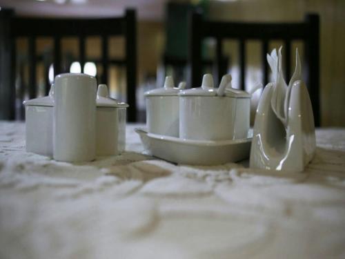 un groupe de plats blancs posés sur une table dans l'établissement Nubra Leisure Camp, à Leh