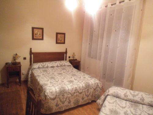 1 dormitorio con 2 camas en una habitación en Hostal Los Galgos, en Yepes