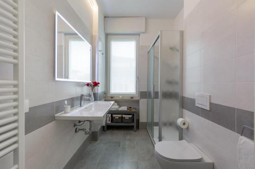 a bathroom with a sink and a toilet and a shower at Domus Fluminis in Verona