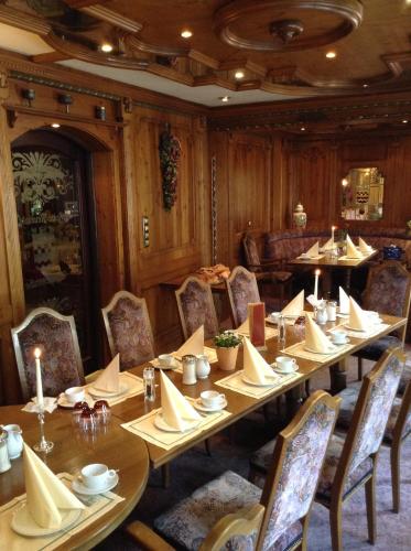 a dining room with wooden walls and tables and chairs at Feste Neustadt in Bergneustadt