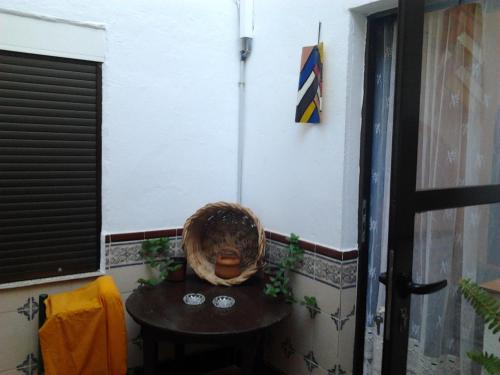 a small table in the corner of a room at El Hogar de Ardwina in Alía