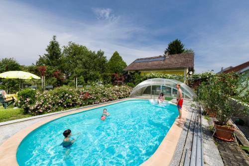 Bazén v ubytování Gästehaus Kristall - Familie Gangl nebo v jeho okolí