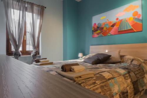 アルバにあるCasa in Langaの青い壁のベッドルーム1室(大型ベッド1台付)