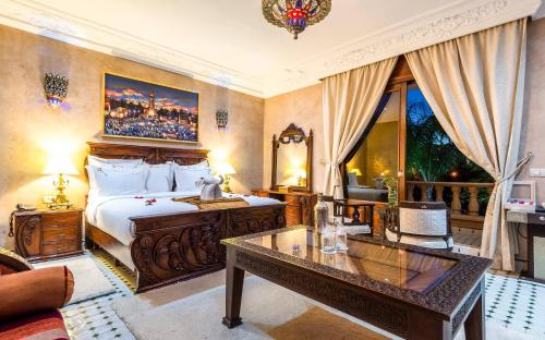 Un pat sau paturi într-o cameră la Hivernage Secret Suites & Garden