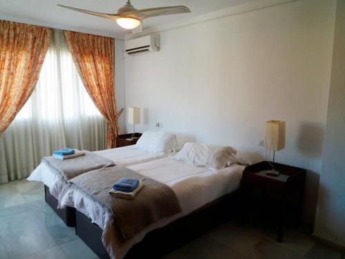 - une chambre avec un grand lit et des serviettes dans l'établissement Jabeque, à Estepona