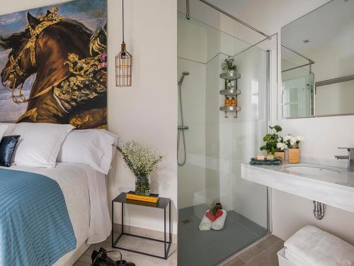 een badkamer met een bed, een wastafel en een spiegel bij Matahacas Pool & Luxury in Sevilla