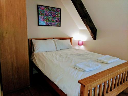 1 cama con 2 toallas en un dormitorio en 17 Crusader House en Bristol