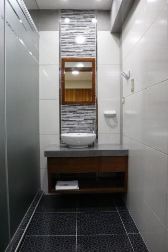 A bathroom at Sumaq Hotel Tacna