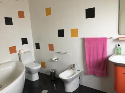 y baño con lavabo y toalla rosa. en Terra Mar, en Ponta Delgada