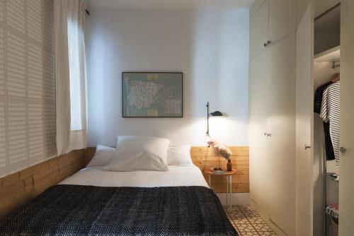 バルセロナにあるBrummell Apartments Graciaのベッドルーム(白いベッド1台、窓付)