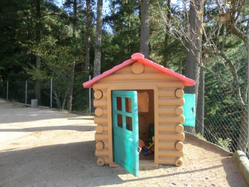 a small wooden dog house with a roof at Apartamento en pleno Montseny Mas Romeu Turisme Rural in Arbúcies