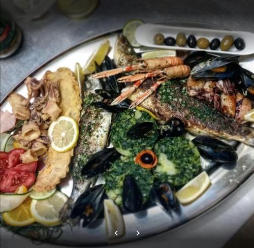 Un plato de comida con mariscos y verduras. en Apartments and Rooms Lucia&Veronica, en Dramalj