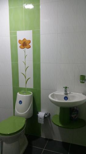 Ένα μπάνιο στο Hostal Apartamentos Delgado