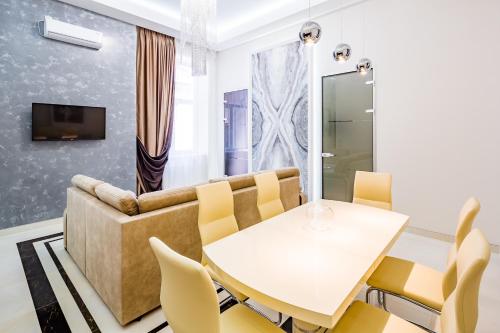 un soggiorno con tavolo e divano di LEOGRAND DELUXE Apartments on Doroshenka 17 a Lviv
