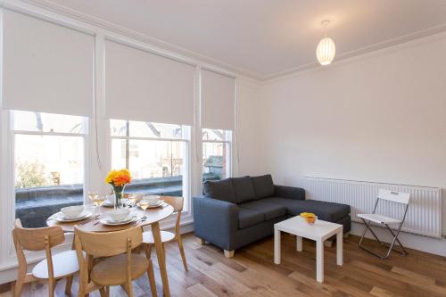 a living room with a table and a couch at Gorgeous 2 bed flat near Central London for 6 in London