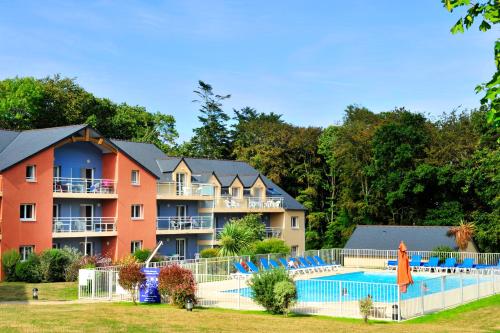 カランテックにあるGoélia Résidence du Golf de l'Océanのスイミングプールとリゾートを併設するホテルです。