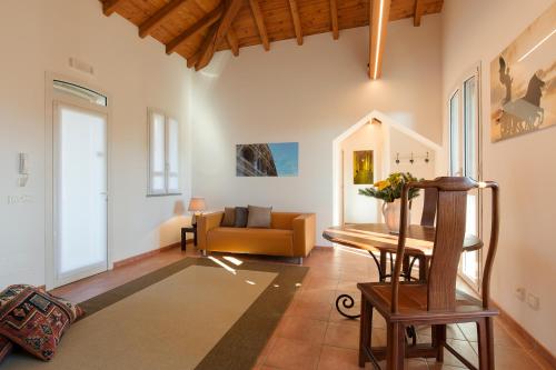 een woonkamer met een tafel en een bank bij Villa Il Grotto in Verbania