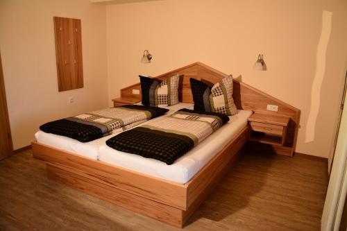 Una cama o camas en una habitación de Blick zum Maimont