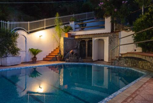 สระว่ายน้ำที่อยู่ใกล้ ๆ หรือใน Hotel Terme Fiola
