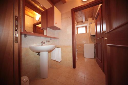 een badkamer met een wastafel en een toilet bij Albergo diffuso Valcellina e Val Vajont in Cimolais in Basoia
