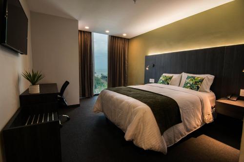 Postel nebo postele na pokoji v ubytování Innfiniti Hotel & Suites