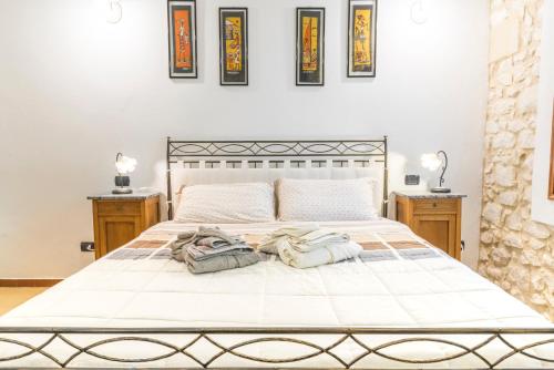 a bedroom with a bed with two towels on it at Relais des Roches in Sona