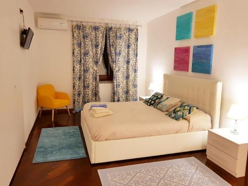 niewielka sypialnia z łóżkiem i oknem w obiekcie La Casa Degli Ospiti w mieście Napoli