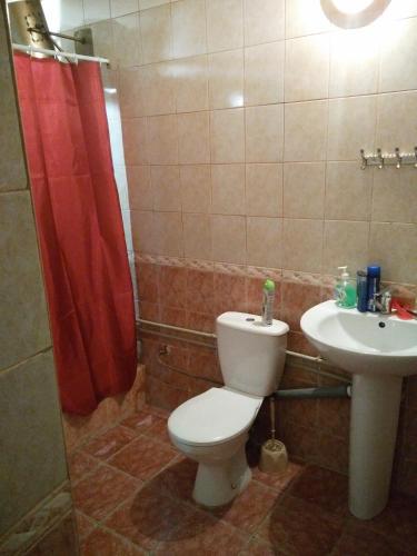 ドニプロにある"Моя зупиночка"のバスルーム(トイレ、洗面台付)