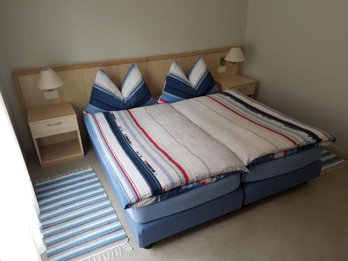 Osteria Belvedere في لوزون: غرفة نوم مع سرير ووسائد زرقاء