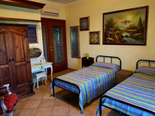 ein Schlafzimmer mit 2 Betten und einem Waschbecken darin in der Unterkunft B&B Villa Elema in Nettuno