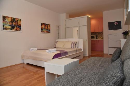 A bed or beds in a room at Studio Slavica