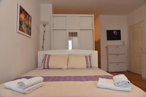 A bed or beds in a room at Studio Slavica