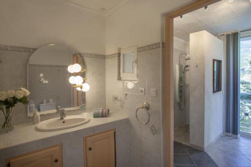 une salle de bain avec un lavabo et une douche dans l'établissement Gites Carolina, à Sisco