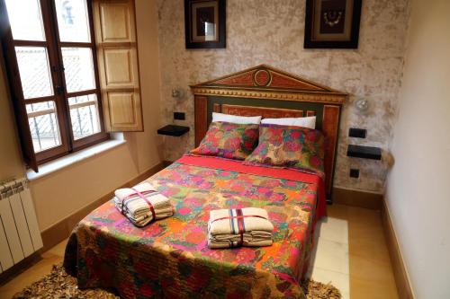 A bed or beds in a room at Espectacular apartamento junto a la Plaza Mayor by My Home in Salamanca