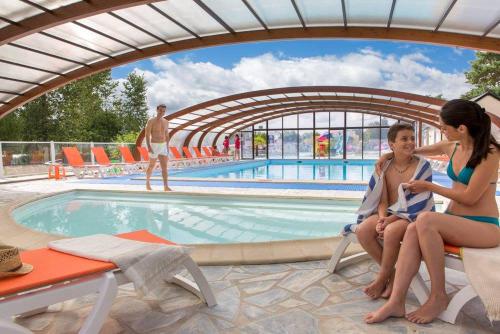 Πισίνα στο ή κοντά στο MOBILHOME Familial