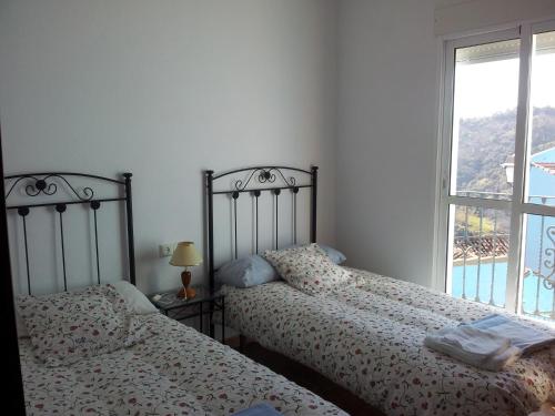 フスカルにあるCasa Rural La Eretaのツインベッド2台 窓付きのベッドルーム1室