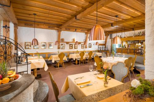 un restaurante con mesas y sillas en una habitación en Kneipp-Kurhotel Steinle en Bad Wörishofen